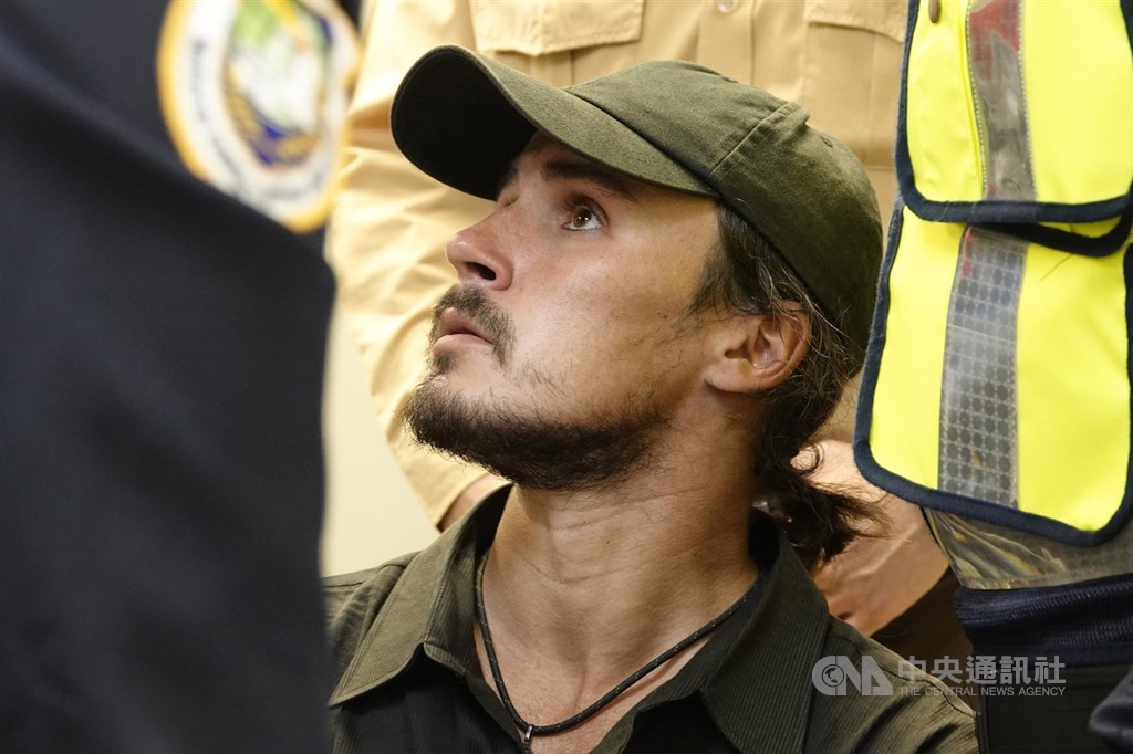 一名身上沒有任何證件,也沒有任何入出境紀錄的外籍男子2日闖入桃機跑道,企圖爬上飛機起落架遭逮。警方目前還無法確定男子身分,且因男子使用語言並非英語,暫時無法溝通,但可以確認男子不是旅客。 圖/中央社 一名身上沒有任何證件,也沒有任何入出境紀錄的外籍男子2日闖入桃機跑道,企圖爬上飛機起落架遭逮。警方目前還無法確定男子身分,且因男子使用語言並非英語,暫時無法溝通,但可以確認男子不是旅客。 圖/中央社