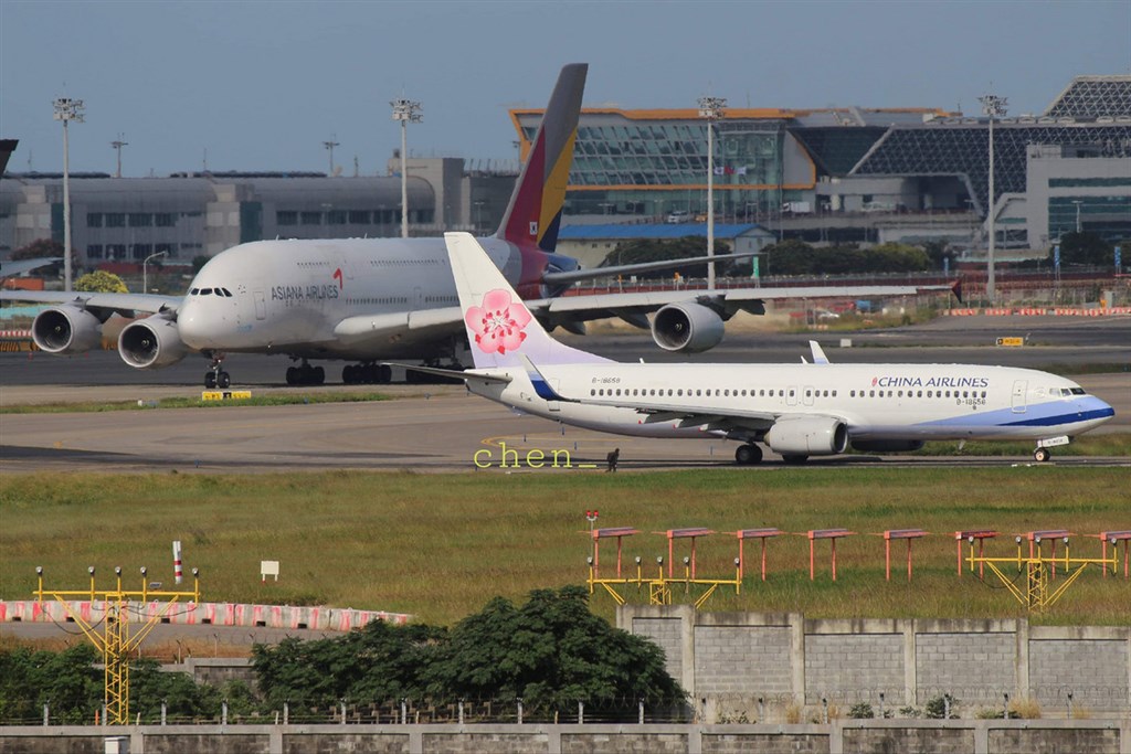 中華航空編號CI-28飛往帛琉班機2日下午起飛前,突遭一身分不明外籍人士由一旁草叢闖入,還欲攀爬上飛機起落架,所幸被及時發現制止,班機也立刻停飛。 (民眾陳則翔先生提供) 中華航空編號CI-28飛往帛琉班機2日下午起飛前,突遭一身分不明外籍人士由一旁草叢闖入,還欲攀爬上飛機起落架,所幸被及時發現制止,班機也立刻停飛。 (民眾陳則翔先生提供)