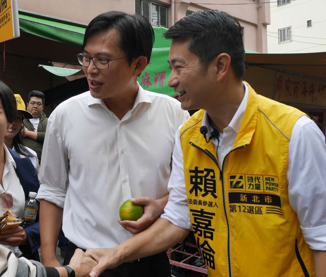 黃國昌子弟兵、時代力量立委參選人賴嘉倫接棒參選新北市第12選舉區立委。 圖:翻攝自賴嘉倫-嘉恁作伙向前行臉書 黃國昌子弟兵、時代力量立委參選人賴嘉倫接棒參選新北市第12選舉區立委。 圖:翻攝自賴嘉倫-嘉恁作伙向前行臉書