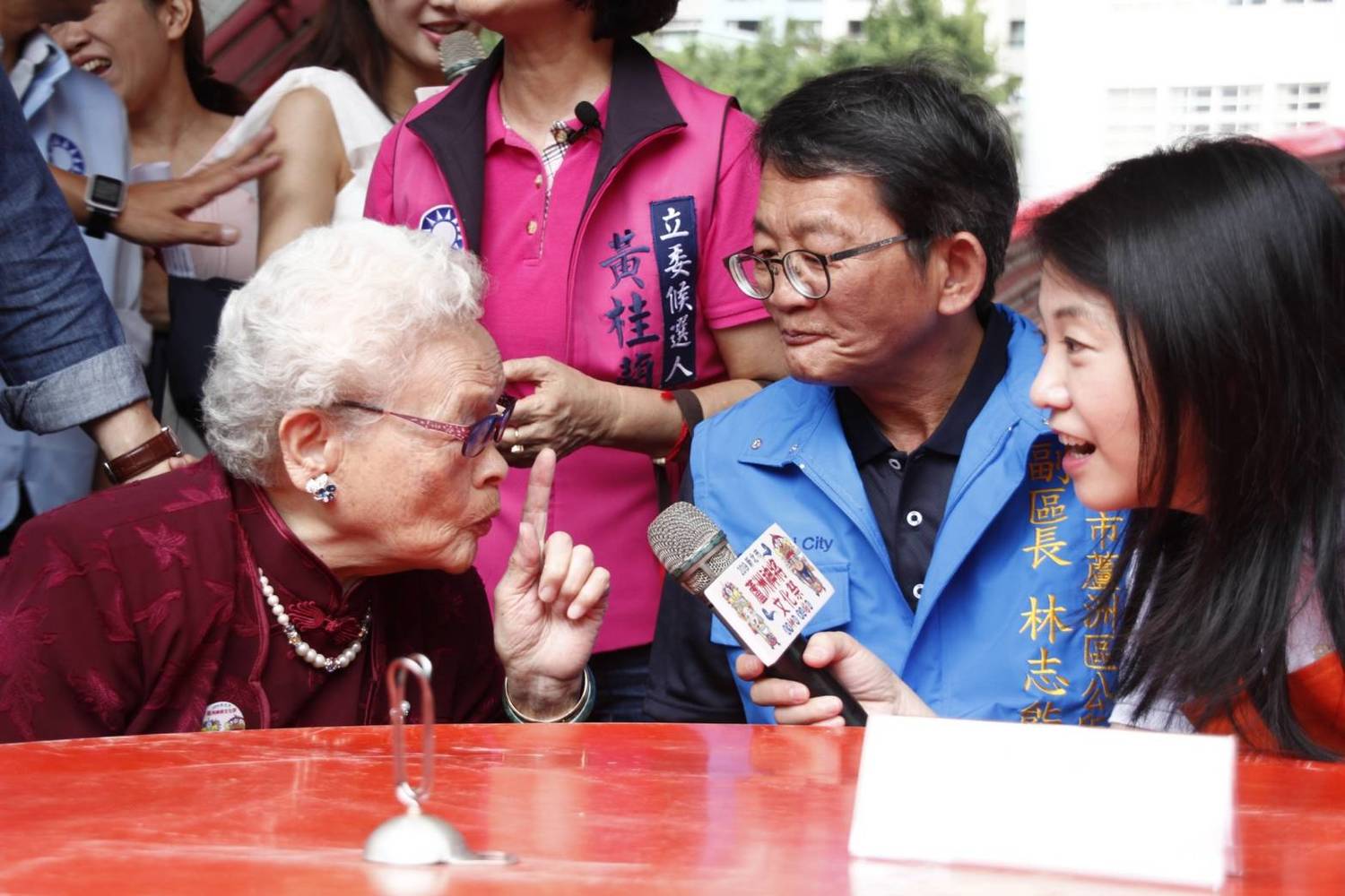 文化局長蔡佳芬(右起)、蘆洲區公所副區長林志能與地方耆老,暢談蘆洲神將百年歷史。 圖:新北市文化局提供 文化局長蔡佳芬(右起)、蘆洲區公所副區長林志能與地方耆老,暢談蘆洲神將百年歷史。 圖:新北市文化局提供