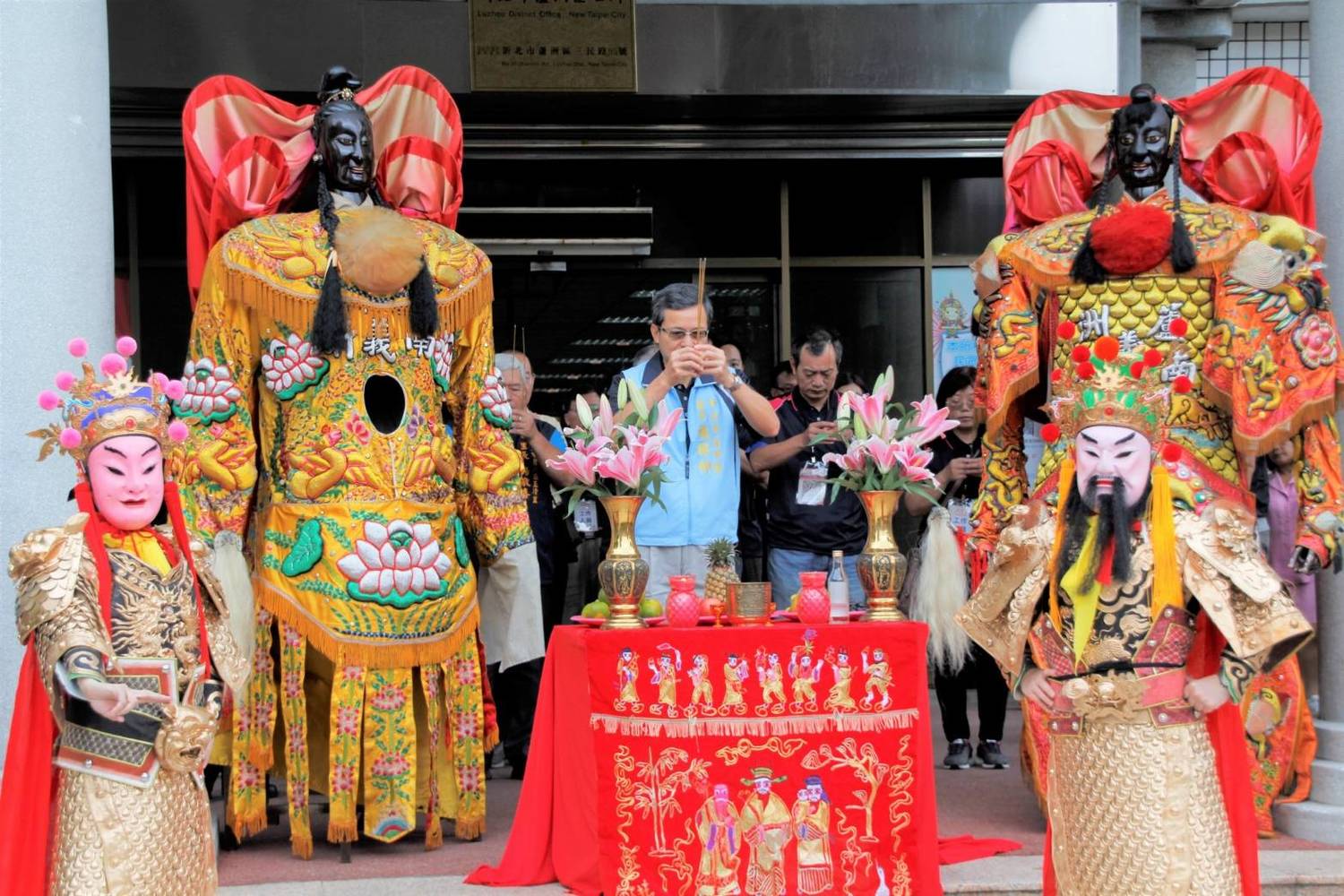 蘆洲區長施得仰、主秘曾繁盛為「2019新北市蘆洲神將文化祭」上香祈福。 圖:新北市文化局提供 蘆洲區長施得仰、主秘曾繁盛為「2019新北市蘆洲神將文化祭」上香祈福。 圖:新北市文化局提供
