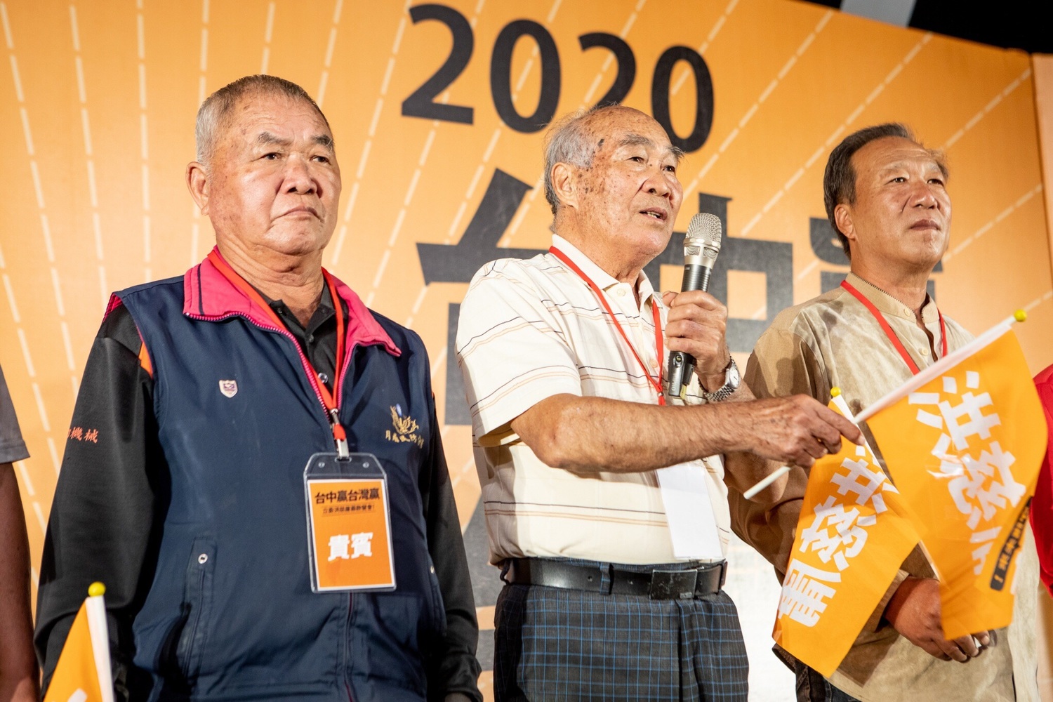 受過洪慈庸幫助的素人,包括后里在地農民「金水伯」許金水、頭家國小家長會前會長饒偉弘、及軍中陳情案件家屬李爸爸都到場力挺洪慈庸。 圖/取自洪慈庸臉書 受過洪慈庸幫助的素人,包括后里在地農民「金水伯」許金水、頭家國小家長會前會長饒偉弘、及軍中陳情案件家屬李爸爸都到場力挺洪慈庸。 圖/取自洪慈庸臉書