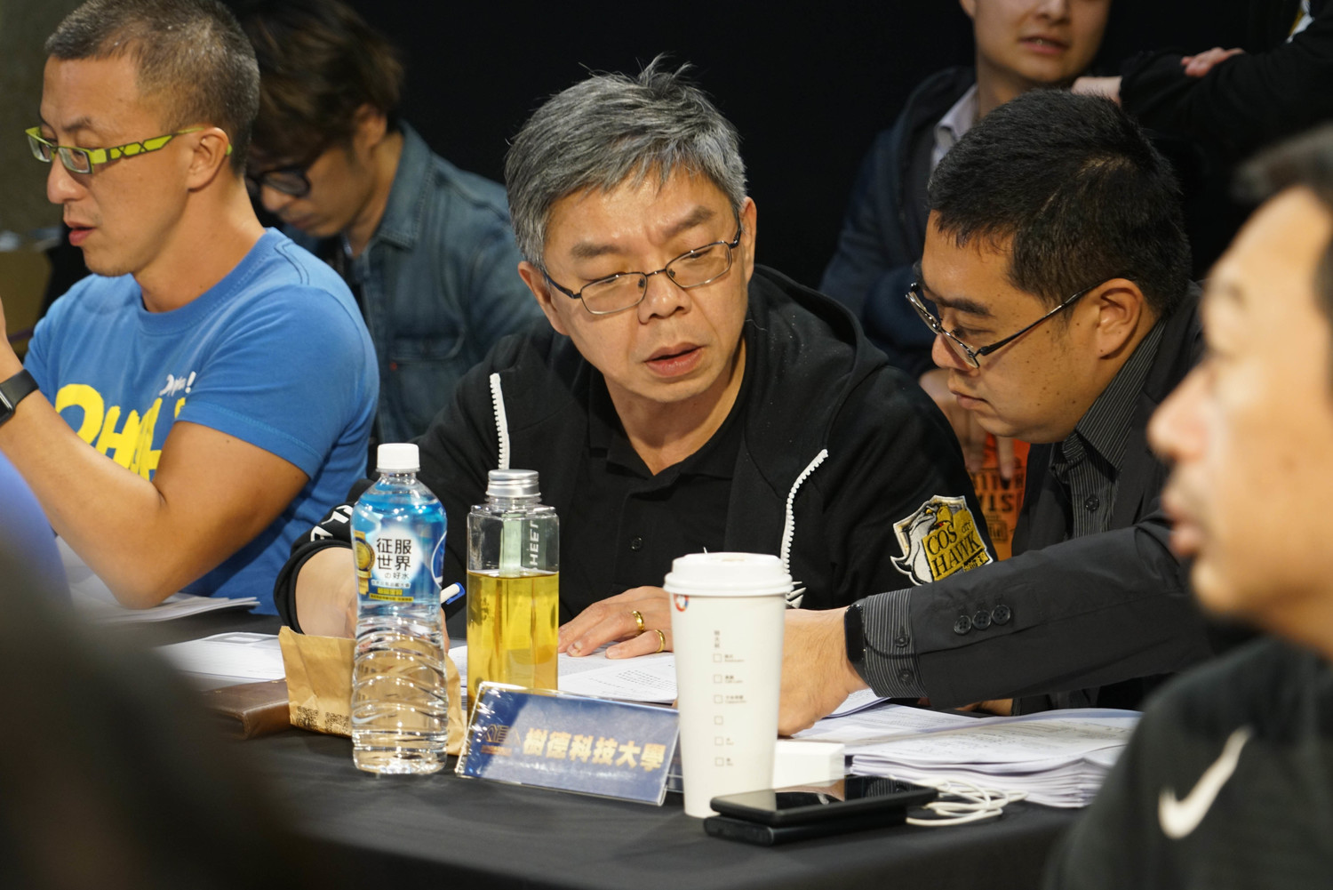 評審們認真討論於投票流程、名單審核、監票機制等各環節。(照片居中為台北城市科技大學 電腦與通訊工程系主任 詹勳鴻) 圖:狼谷競技台/提供 評審們認真討論於投票流程、名單審核、監票機制等各環節。(照片居中為台北城市科技大學 電腦與通訊工程系主任 詹勳鴻) 圖:狼谷競技台/提供