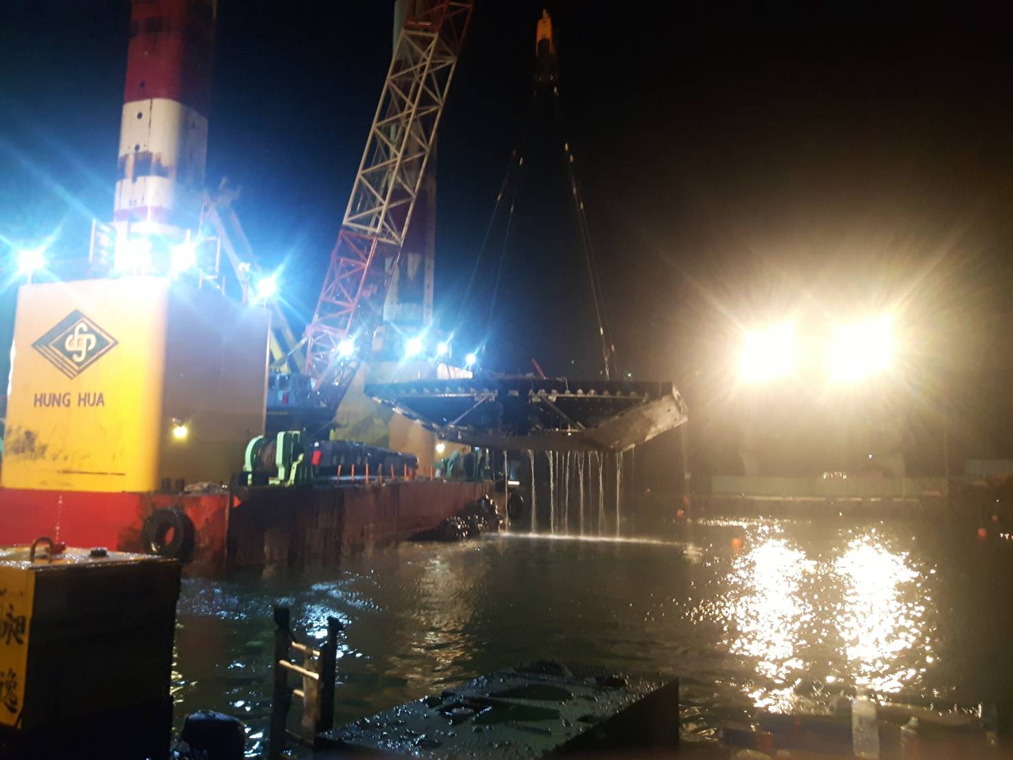 宏禹1號今凌晨吊離南方澳跨港大橋最後一塊橋面版,大橋正式走入歷史, 圖:台灣港務公司/提供 宏禹1號今凌晨吊離南方澳跨港大橋最後一塊橋面版,大橋正式走入歷史, 圖:台灣港務公司/提供