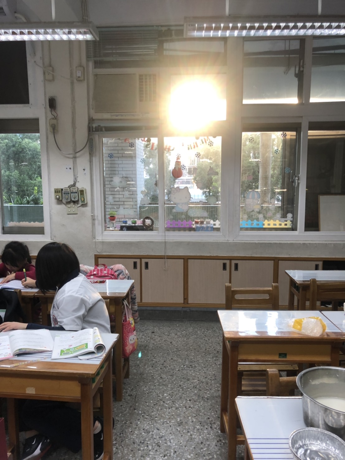 大巨蛋外牆光害,影響學童學習。 圖:許淑華辦公室 / 提供 大巨蛋外牆光害,影響學童學習。 圖:許淑華辦公室 / 提供