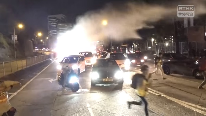 港警在車群中朝示威者發射水炮,展開驅離行動。 圖:翻攝RTHK VNEWS臉書 港警在車群中朝示威者發射水炮,展開驅離行動。 圖:翻攝RTHK VNEWS臉書
