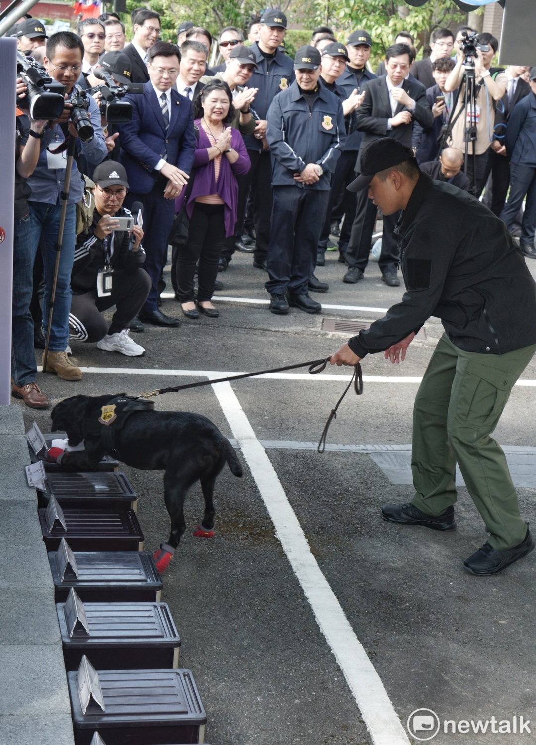 國安局長邱國正視察偵爆犬搜尋爆裂物。 圖:張良一/攝 國安局長邱國正視察偵爆犬搜尋爆裂物。 圖:張良一/攝