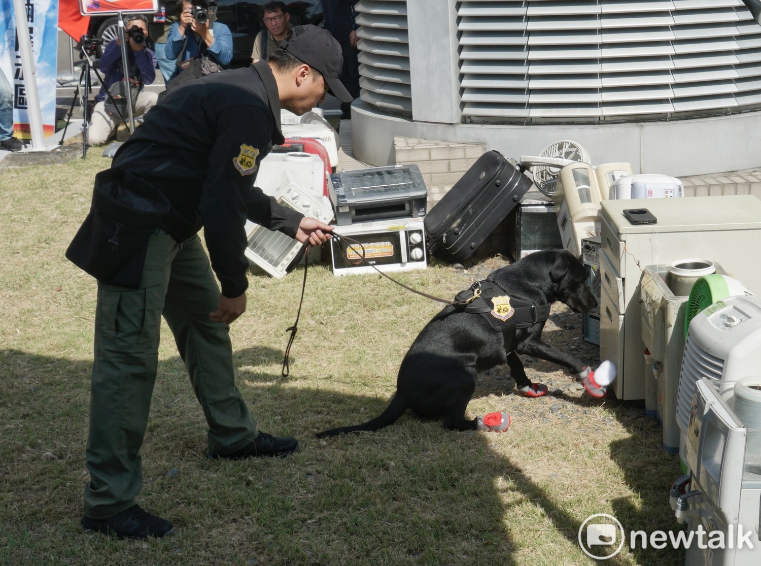 偵爆犬搜索爆裂物。 圖:張良一/攝 偵爆犬搜索爆裂物。 圖:張良一/攝