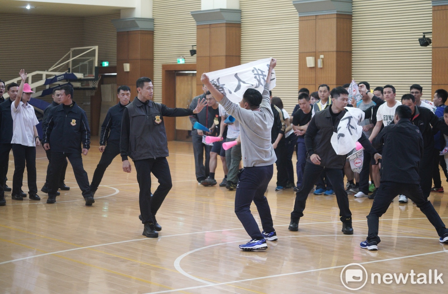 國安局特勤人員演練候選人遭遇陳抗之狀況排除。 圖:張良一/攝 國安局特勤人員演練候選人遭遇陳抗之狀況排除。 圖:張良一/攝