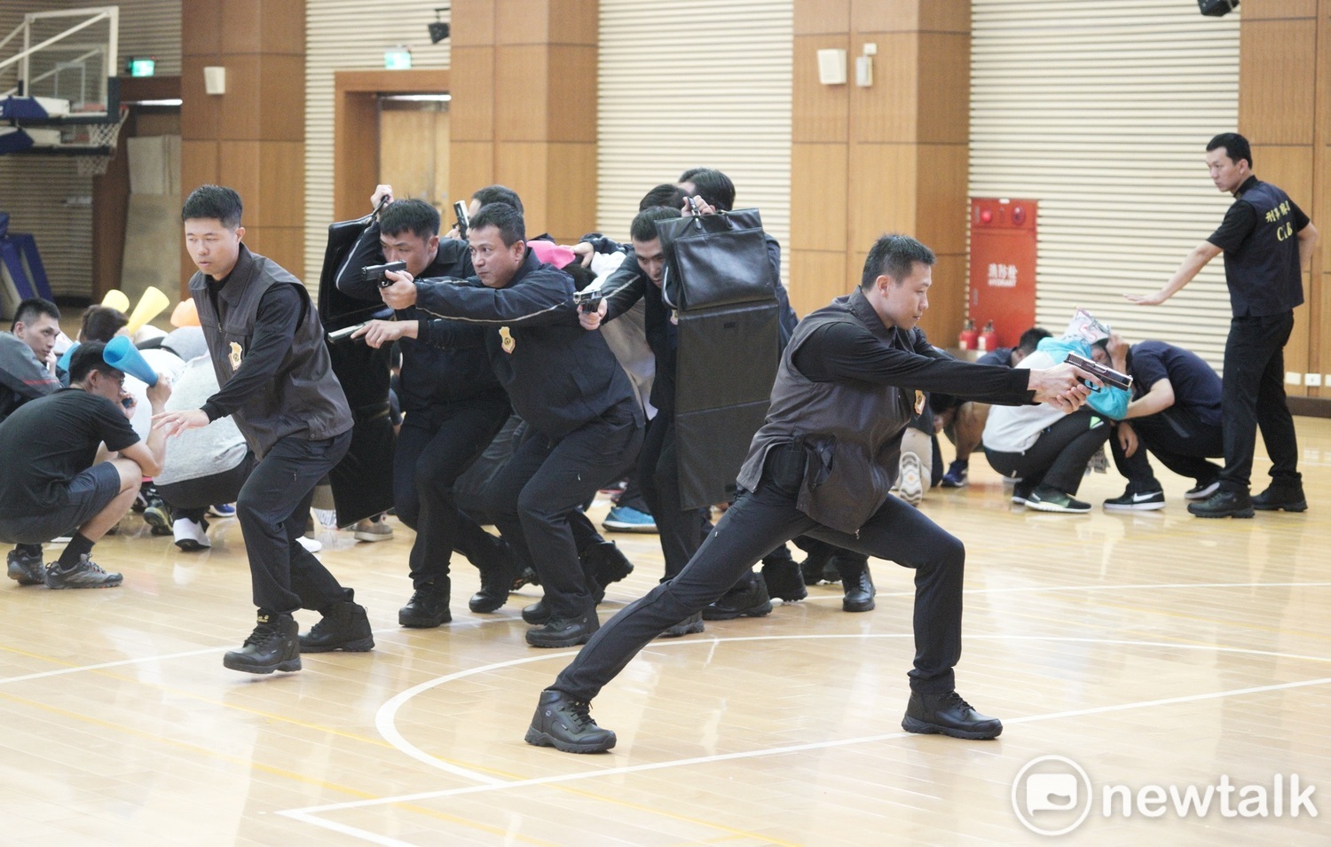 國安局特勤人員模擬候選人遭遇槍擊之狀況演練。 圖:張良一/攝 國安局特勤人員模擬候選人遭遇槍擊之狀況演練。 圖:張良一/攝