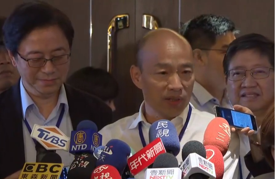 國民黨總統參選人韓國瑜身陷南港7200萬豪宅爭議,7日在新竹科技青年座談後,韓國瑜親自回應媒體提問,對於「施壓台肥」、「侵害個資」提出他的答案。 圖:翻攝網路直播畫面 國民黨總統參選人韓國瑜身陷南港7200萬豪宅爭議,7日在新竹科技青年座談後,韓國瑜親自回應媒體提問,對於「施壓台肥」、「侵害個資」提出他的答案。 圖:翻攝網路直播畫面