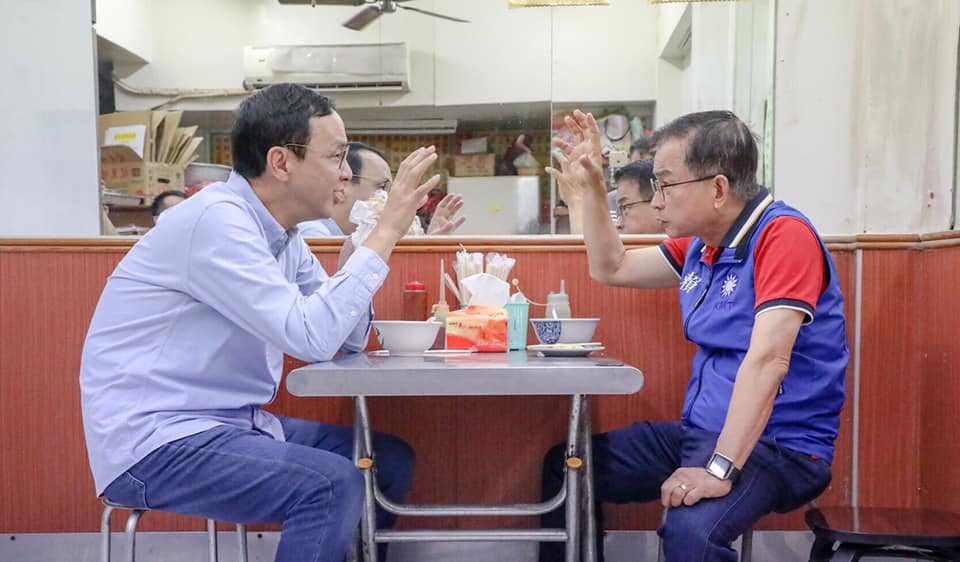 朱立(左)和賴士葆吃早餐、聊財經。 圖:翻攝自朱立倫臉書 朱立(左)和賴士葆吃早餐、聊財經。 圖:翻攝自朱立倫臉書