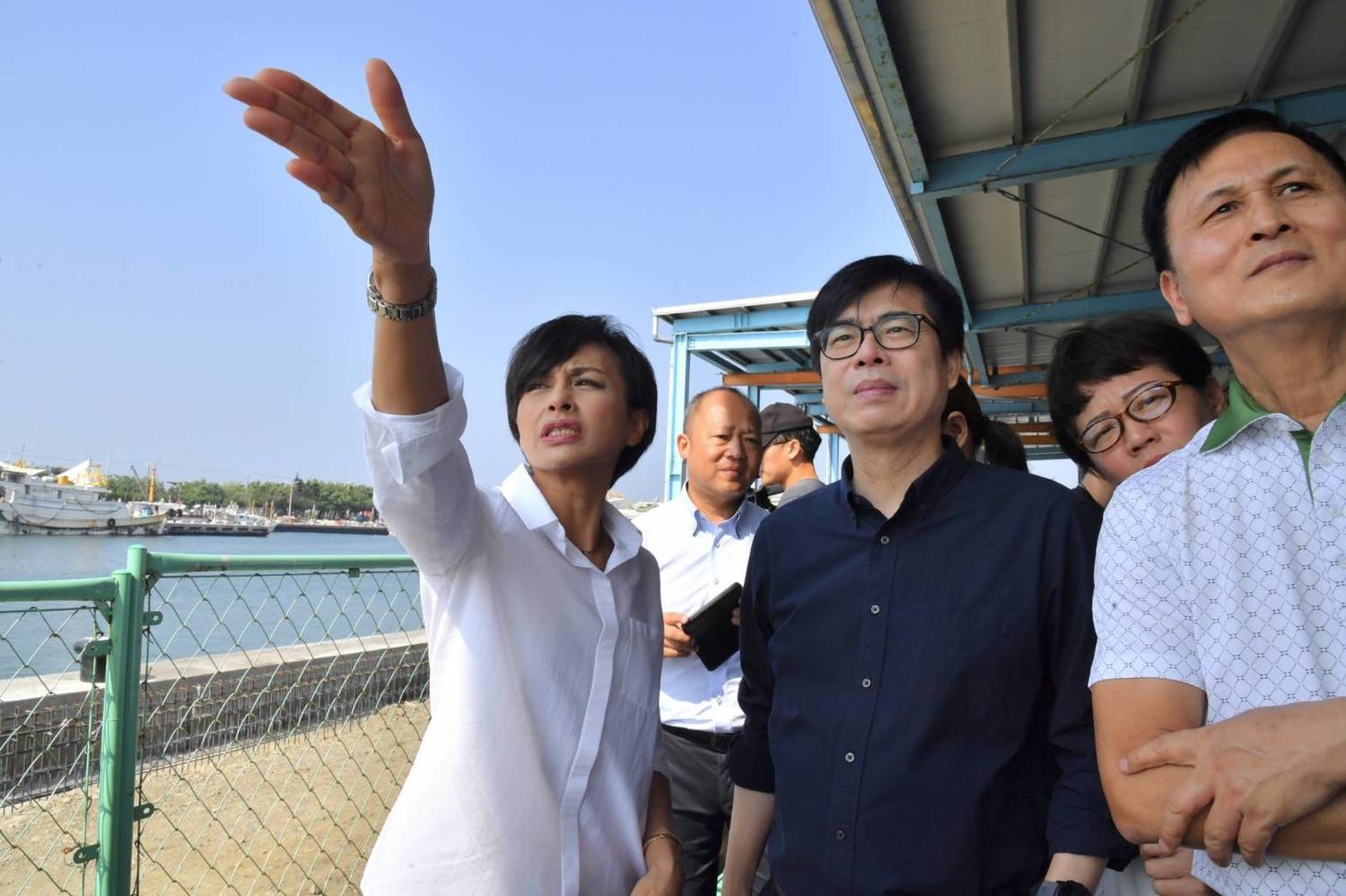 行政院副院長陳其邁今(8)日到高雄視察梓官蚵仔寮漁港周邊漁業建設工程 圖:陳辦提供 行政院副院長陳其邁今(8)日到高雄視察梓官蚵仔寮漁港周邊漁業建設工程 圖:陳辦提供