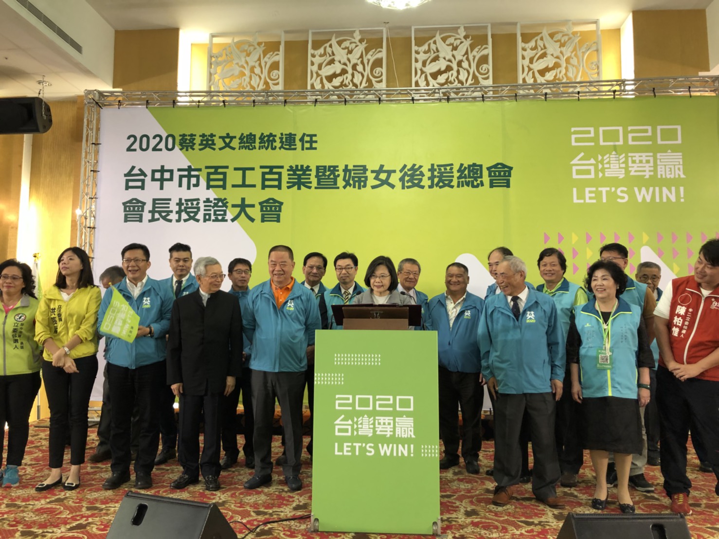 蔡英文呼籲大家繼續支持,讓「總統連任、國會過半」。 蔡英文台中競選總部/提供 蔡英文呼籲大家繼續支持,讓「總統連任、國會過半」。 蔡英文台中競選總部/提供