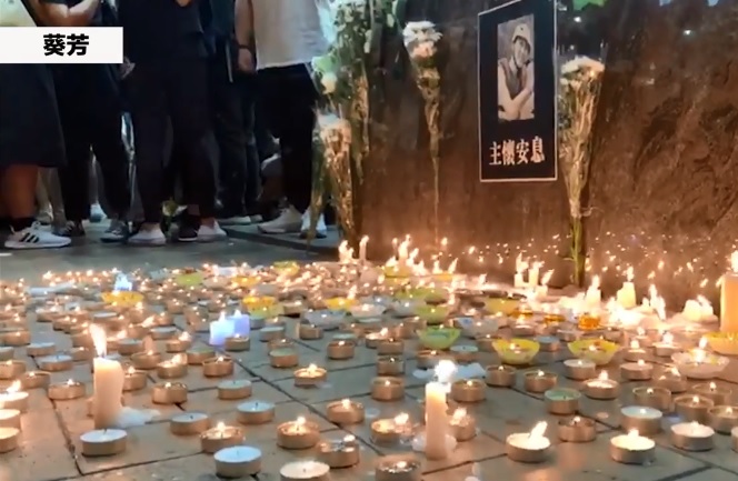 香港科技大學學生周梓樂今早傷重死亡,香港各地與台灣從下午到晚間舉行多場悼念會,均要求港府還原真相。 圖:翻攝RTHK臉書 香港科技大學學生周梓樂今早傷重死亡,香港各地與台灣從下午到晚間舉行多場悼念會,均要求港府還原真相。 圖:翻攝RTHK臉書