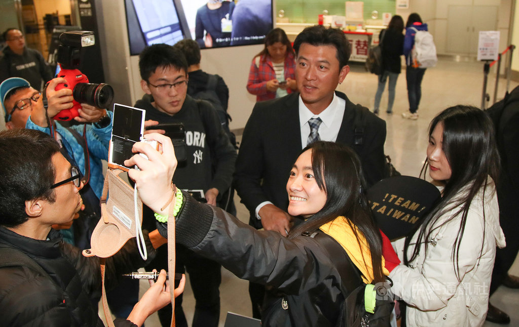 2019世界12強棒球錦標賽中華隊9日晚間順利抵達日本,許多球迷到場接機,有球迷開心與中華隊教練王建民(中右)合影。 圖/中央社 2019世界12強棒球錦標賽中華隊9日晚間順利抵達日本,許多球迷到場接機,有球迷開心與中華隊教練王建民(中右)合影。 圖/中央社