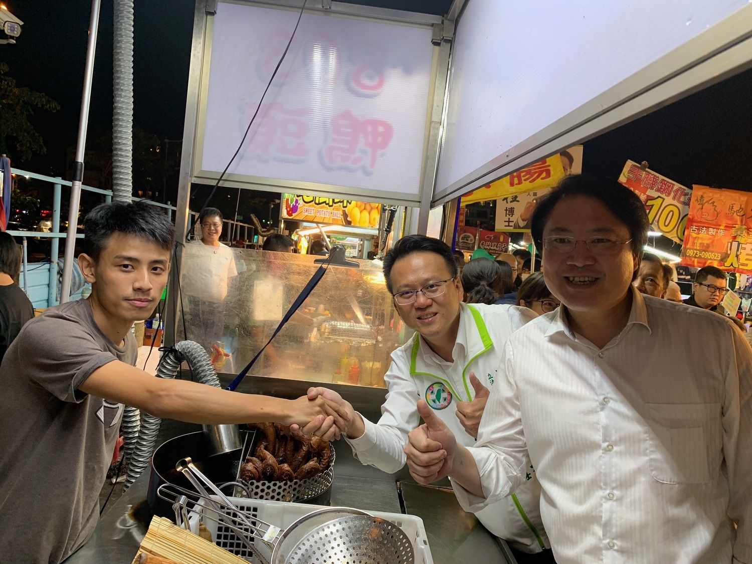 林右昌陪莊競程到台中太原夜市拜票。 莊競程競選總部/提供 林右昌陪莊競程到台中太原夜市拜票。 莊競程競選總部/提供
