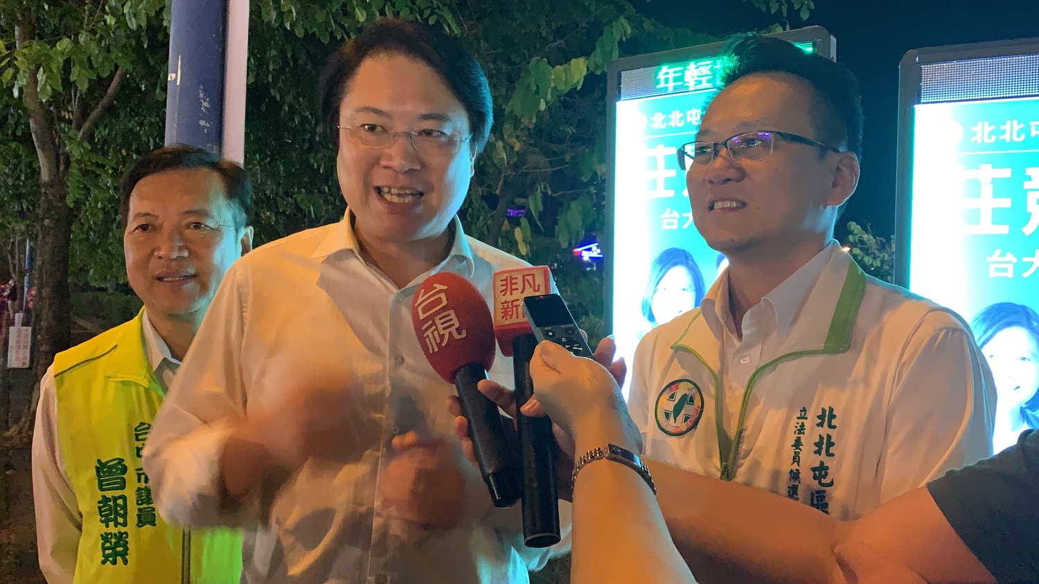 林右昌陪莊競程到台中太原夜市拜票。 莊競程競選總部/提供 林右昌陪莊競程到台中太原夜市拜票。 莊競程競選總部/提供