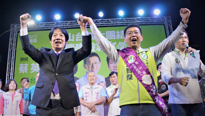 民進黨籍高雄市立委許智傑(前右)力拚連任,9日正式成立聯合競選總部,前行政院長賴清德(前左)到場站台,兩人攜手高呼口號,拉抬氣勢。 圖/中央社提供 民進黨籍高雄市立委許智傑(前右)力拚連任,9日正式成立聯合競選總部,前行政院長賴清德(前左)到場站台,兩人攜手高呼口號,拉抬氣勢。 圖/中央社提供