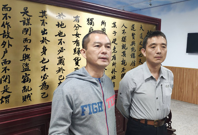 日前在金門烈嶼岸際發現的海漂豬屍9日檢出非洲豬瘟病毒核酸陽性,金門縣政府建設處代理處長文水成(右)和防疫所長林政道(左)受訪表示,烈嶼8家養豬場目前未發現異常,後續也將採樣進行監測。 圖/中央社提供 日前在金門烈嶼岸際發現的海漂豬屍9日檢出非洲豬瘟病毒核酸陽性,金門縣政府建設處代理處長文水成(右)和防疫所長林政道(左)受訪表示,烈嶼8家養豬場目前未發現異常,後續也將採樣進行監測。 圖/中央社提供