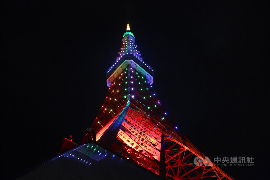 皇5月1日即位以來,有各項慶祝儀式。9日是國民祝賀活動,在皇宮廣場前有多項表演。此外,東京鐵塔實施「奉祝點燈」,以日本寺社佛閣在辦慶典時所裝飾的「五色幔幕」為意象,施以光雕。 圖/中央社 皇5月1日即位以來,有各項慶祝儀式。9日是國民祝賀活動,在皇宮廣場前有多項表演。此外,東京鐵塔實施「奉祝點燈」,以日本寺社佛閣在辦慶典時所裝飾的「五色幔幕」為意象,施以光雕。 圖/中央社