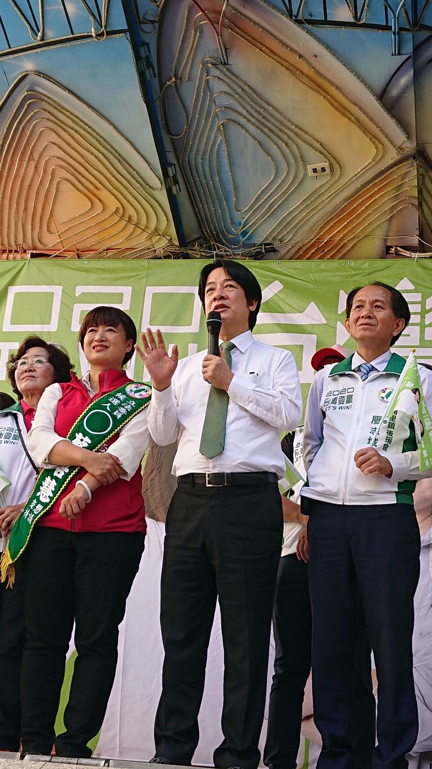 賴清德指出,當年蔡培慧爭取到中央補助,重建埔里愛村橋。 圖:蔡培慧辦公室提供 賴清德指出,當年蔡培慧爭取到中央補助,重建埔里愛村橋。 圖:蔡培慧辦公室提供