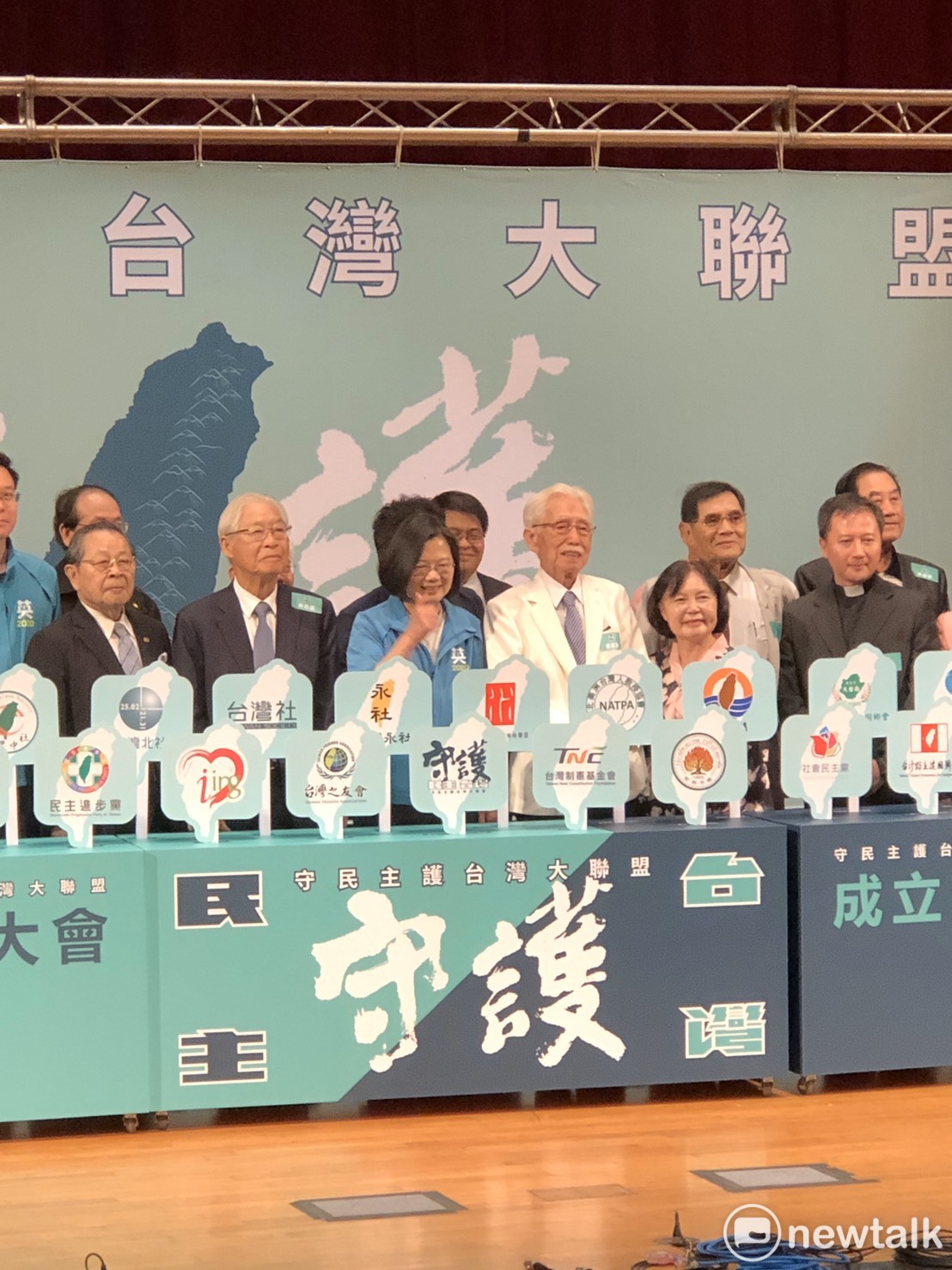 總統蔡英文、前總統府資政辜寬敏今日出席守民主護台灣大聯盟活動。 圖:周煊惠 /攝 總統蔡英文、前總統府資政辜寬敏今日出席守民主護台灣大聯盟活動。 圖:周煊惠 /攝