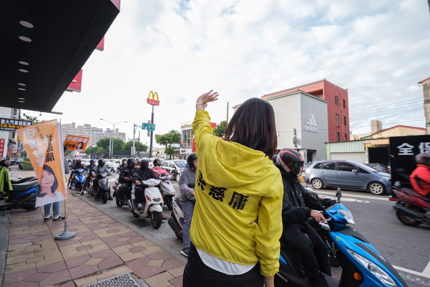 卓冠廷臉書辭職文,用的是太太洪慈庸的背影。 圖 : 取自卓冠廷臉書 卓冠廷臉書辭職文,用的是太太洪慈庸的背影。 圖 : 取自卓冠廷臉書