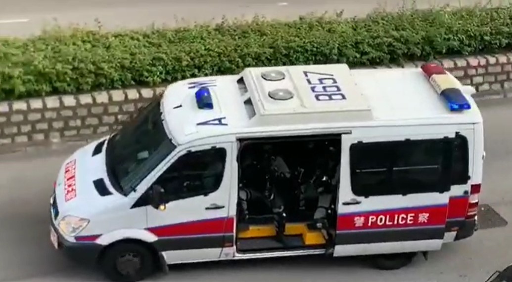 一名警員在沒有任何警告的狀況下,向天橋發射催淚彈。 圖/翻攝自非凡人物臉書 一名警員在沒有任何警告的狀況下,向天橋發射催淚彈。 圖/翻攝自非凡人物臉書