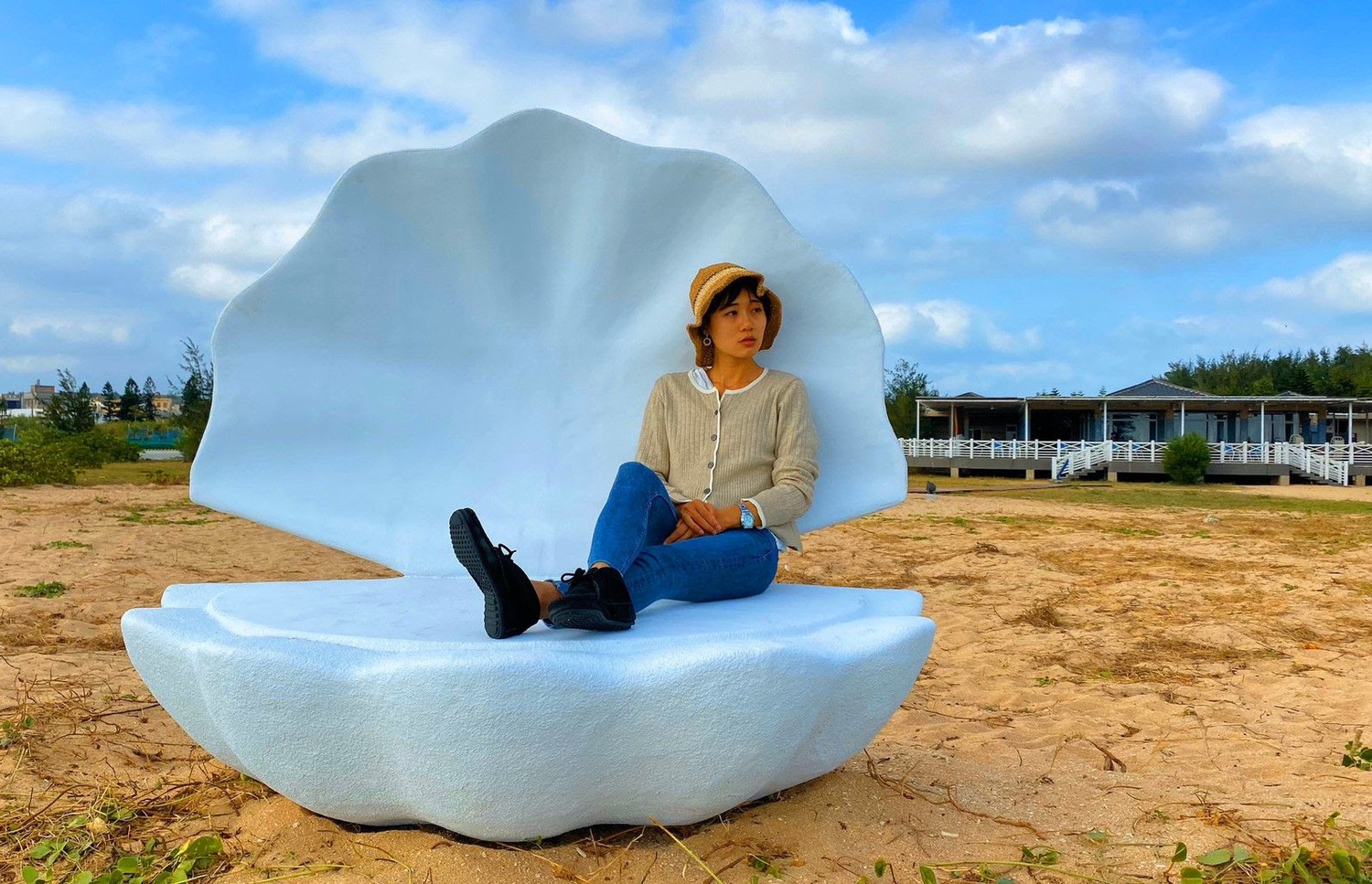 貝殼裝置藝術配上澎湖藍天白雲,充分體現澎湖海洋文化。 圖:澎湖縣政府/提供 貝殼裝置藝術配上澎湖藍天白雲,充分體現澎湖海洋文化。 圖:澎湖縣政府/提供
