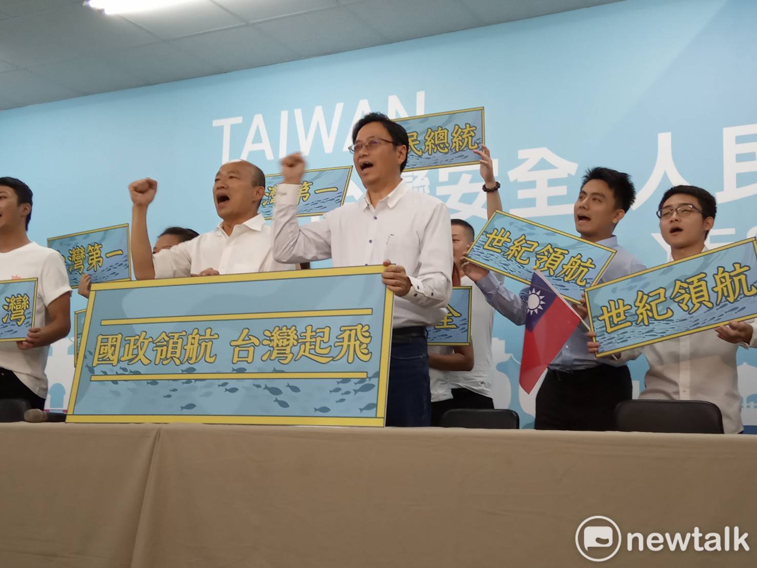 國政配正式合體後高喊口號助威。 圖:孫家銘/攝 國政配正式合體後高喊口號助威。 圖:孫家銘/攝