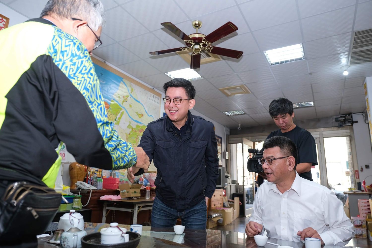 卓冠廷辭官回台中,幫妻子洪慈庸輔選拚連任。 圖:洪慈庸辦公室/提供 卓冠廷辭官回台中,幫妻子洪慈庸輔選拚連任。 圖:洪慈庸辦公室/提供