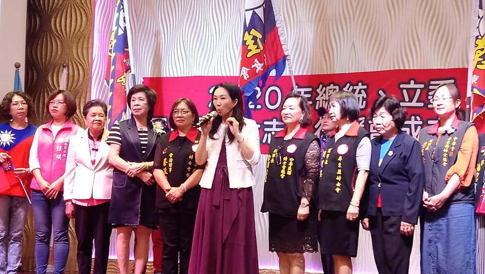 國民黨總統參選人韓國瑜的夫人李佳芬。 圖:翻攝屏東縣婦女志工後援會臉書 國民黨總統參選人韓國瑜的夫人李佳芬。 圖:翻攝屏東縣婦女志工後援會臉書