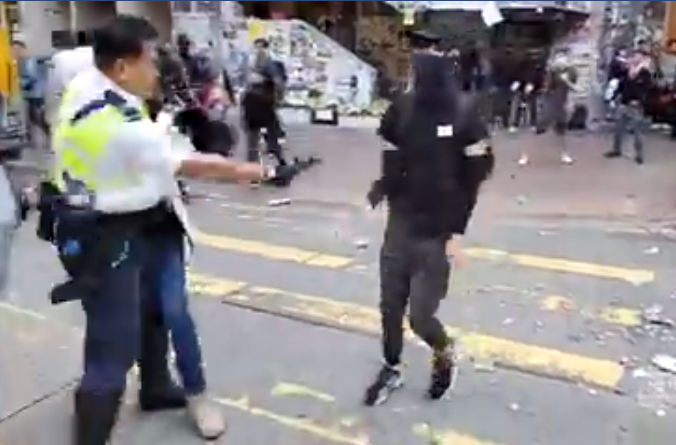 針對今日示威者中實彈,民間團體「香港人權監察」呼籲,開槍警員應停職並進行徹查。 圖 : 翻攝自香港人權監察臉書 針對今日示威者中實彈,民間團體「香港人權監察」呼籲,開槍警員應停職並進行徹查。 圖 : 翻攝自香港人權監察臉書