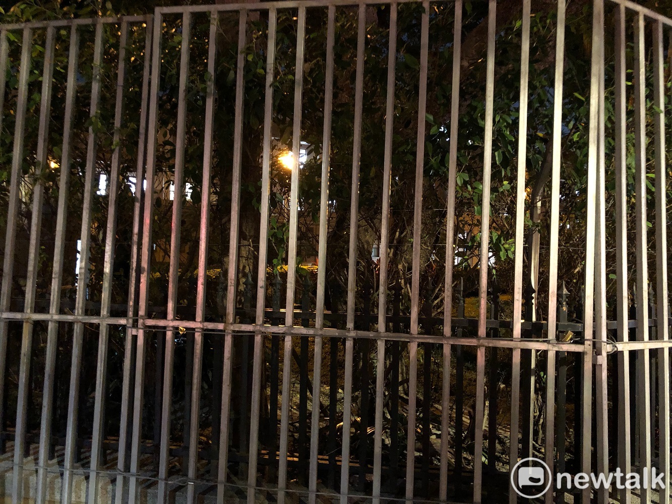 仍燈火通明的政院被拒馬圍住。 圖:謝莉慧/攝 仍燈火通明的政院被拒馬圍住。 圖:謝莉慧/攝