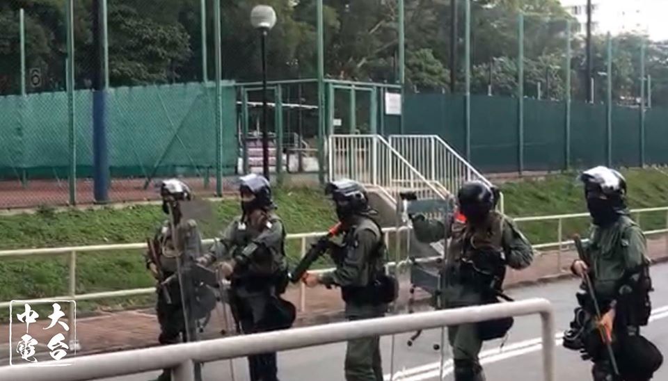 數名香港鎮暴警察持槍進入香港中文大學校園,遭到學生以各式路障阻止,雙方對峙。 圖:翻攝自香港中大校園電台臉書 數名香港鎮暴警察持槍進入香港中文大學校園,遭到學生以各式路障阻止,雙方對峙。 圖:翻攝自香港中大校園電台臉書