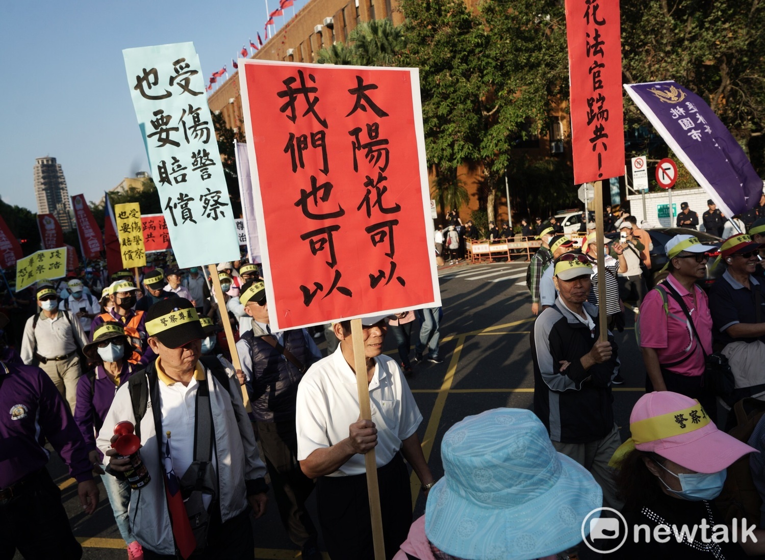 退警對法院判國賠111萬元,欲比照太陽花模式佔領行政院。 圖:張良一/攝 退警對法院判國賠111萬元,欲比照太陽花模式佔領行政院。 圖:張良一/攝