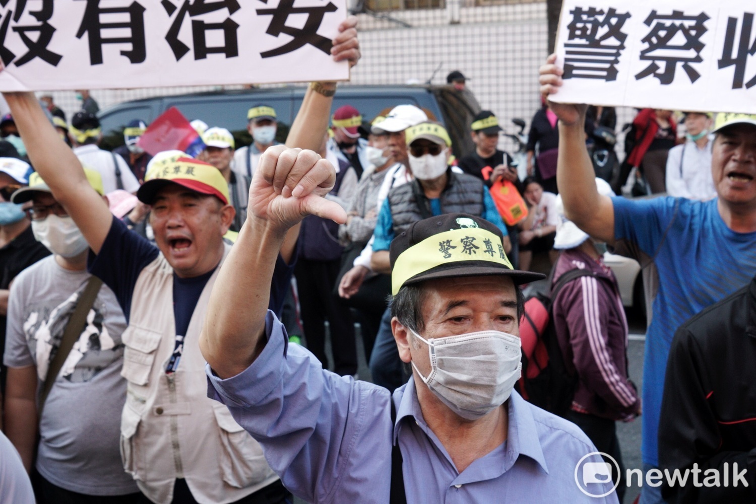 退警向行政院前進,沿途不斷高呼抗議口號。 圖:張良一/攝 退警向行政院前進,沿途不斷高呼抗議口號。 圖:張良一/攝