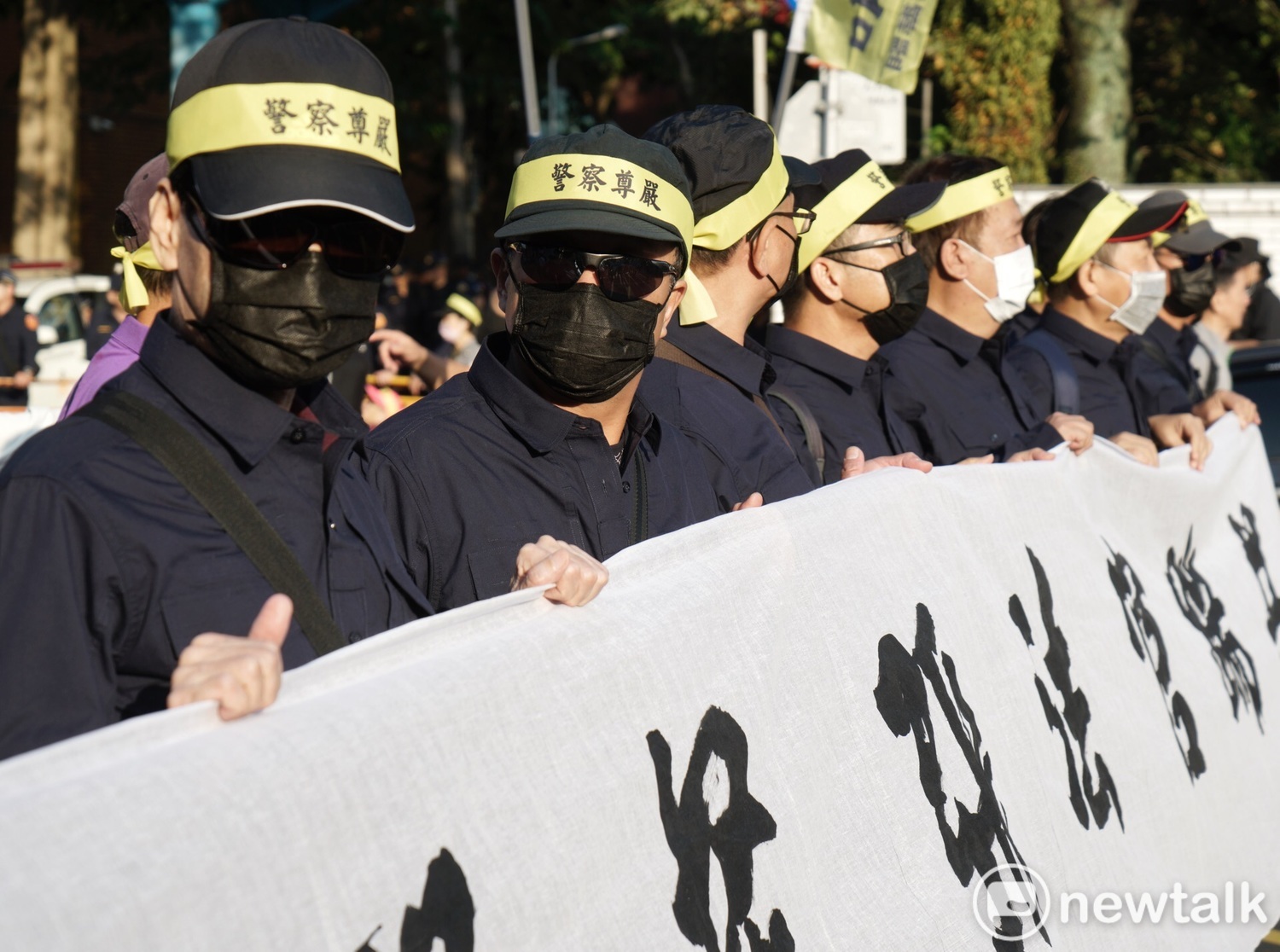 退警向行政院前進,現役警察也參加遊行。 圖:張良一/攝 退警向行政院前進,現役警察也參加遊行。 圖:張良一/攝