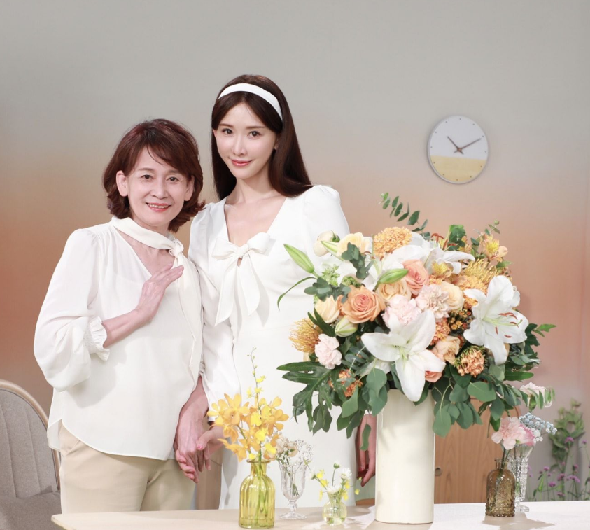林志玲婚宴地點傳出選在台南,希望在台南以做為女兒的身分,創造和爸爸媽媽一樣的回憶。(右二為林志玲媽媽吳慈美) 圖:翻攝自林志玲臉書 林志玲婚宴地點傳出選在台南,希望在台南以做為女兒的身分,創造和爸爸媽媽一樣的回憶。(右二為林志玲媽媽吳慈美) 圖:翻攝自林志玲臉書