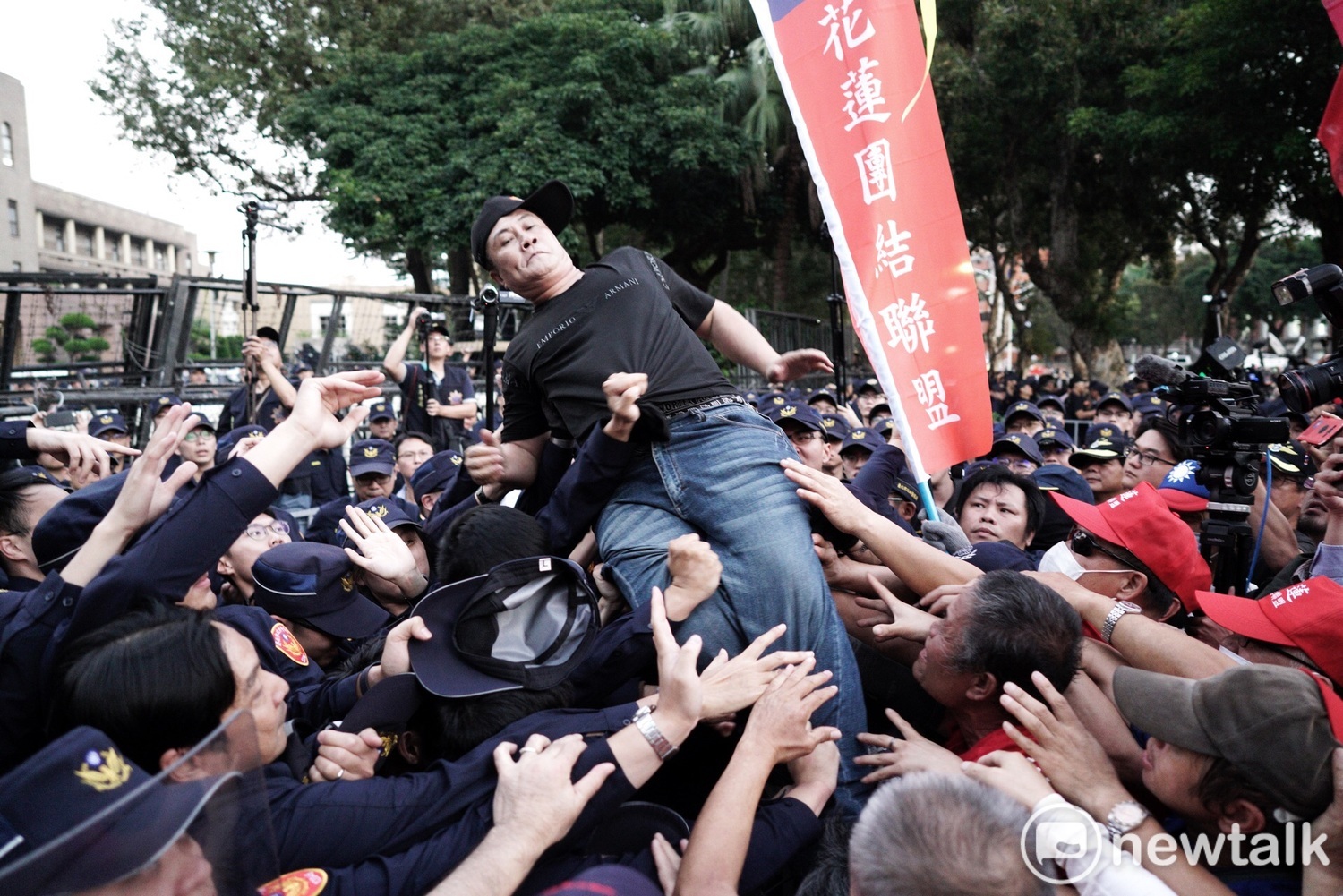 抗議退警試圖攀爬拒馬,進入行政院。 圖:張良一/攝 抗議退警試圖攀爬拒馬,進入行政院。 圖:張良一/攝