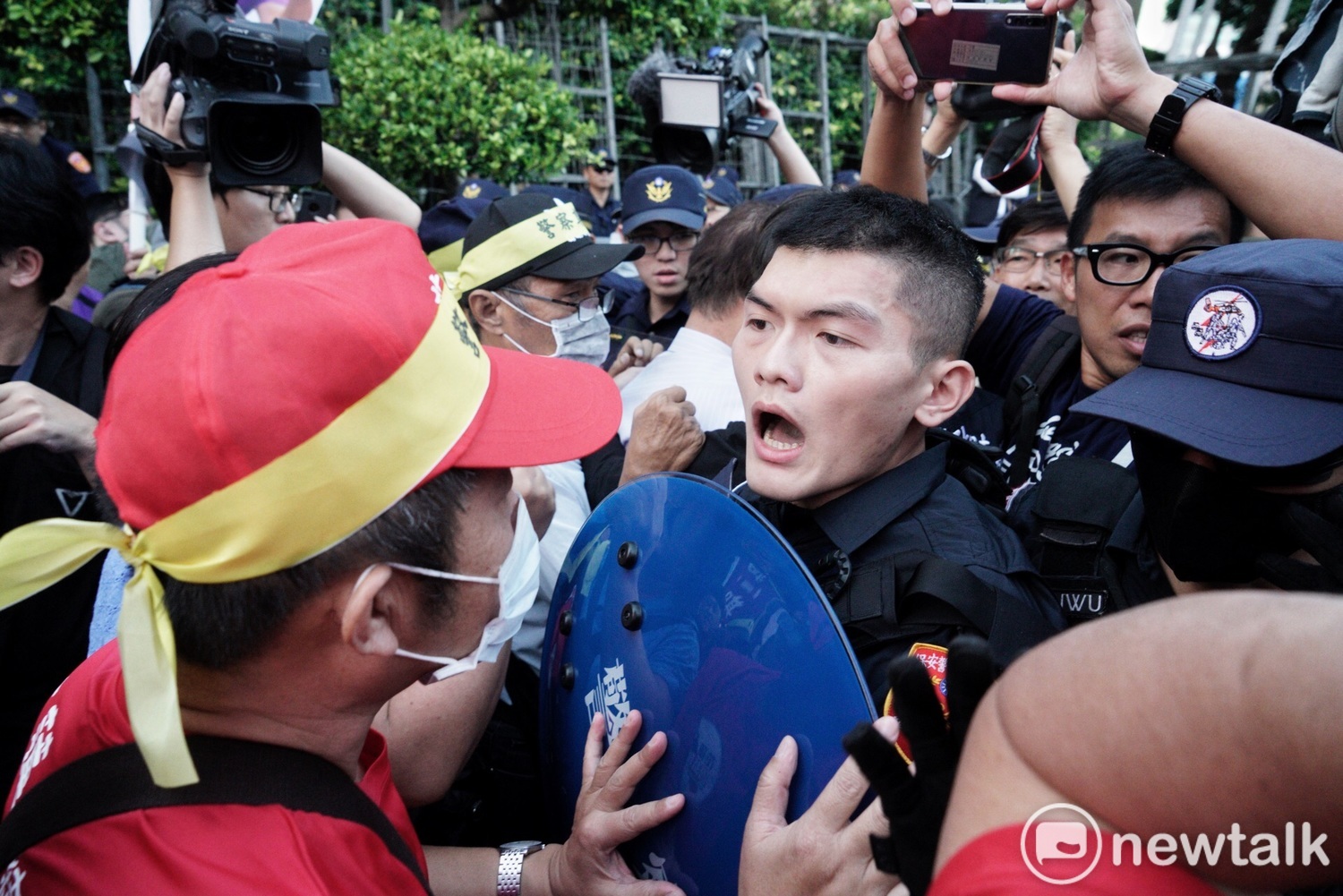 退警與在職員警對槓。 圖:張良一/攝 退警與在職員警對槓。 圖:張良一/攝