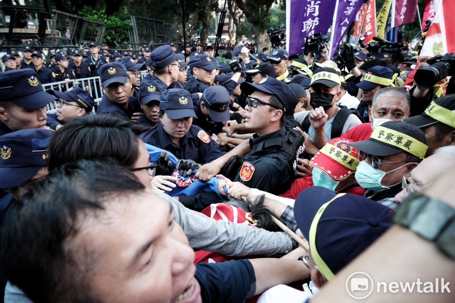 頭綁「警察尊嚴」布條的退警和現役警察在行政院外爆發激烈的推擠衝突。 圖:張良一/攝 頭綁「警察尊嚴」布條的退警和現役警察在行政院外爆發激烈的推擠衝突。 圖:張良一/攝