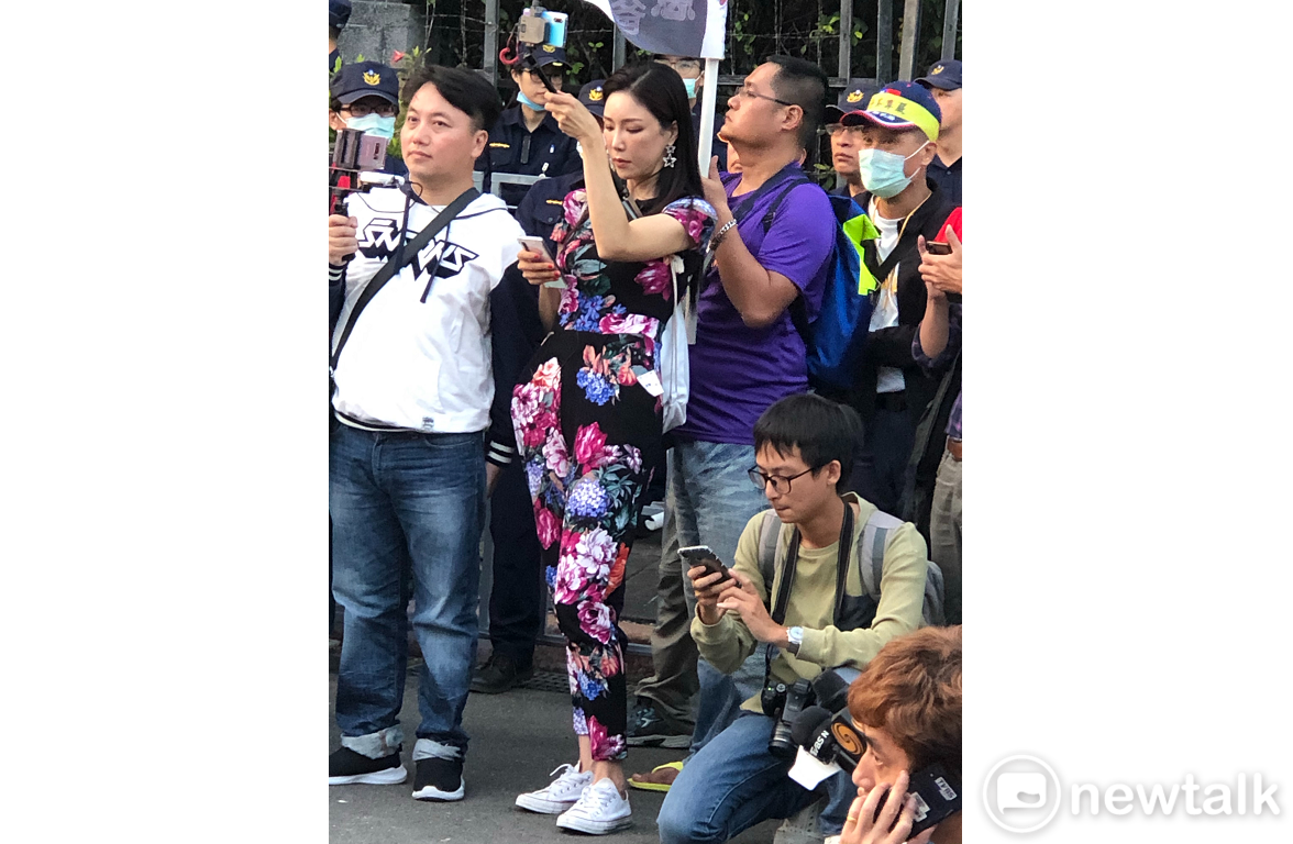 連之前在立委參選人張宏陸造勢場合闖媒體區的「挺韓網紅」魏鈞鈞也到現場直播。 圖:張良一/攝 連之前在立委參選人張宏陸造勢場合闖媒體區的「挺韓網紅」魏鈞鈞也到現場直播。 圖:張良一/攝