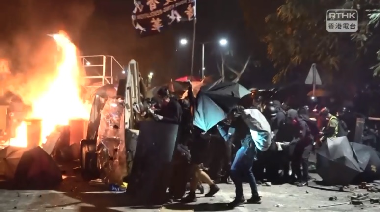 香港中文大學12日晚間遭警察攻入,現場槍聲催淚彈不斷,學生群起抵抗。 圖:翻攝RTHK VNEWS臉書影片 香港中文大學12日晚間遭警察攻入,現場槍聲催淚彈不斷,學生群起抵抗。 圖:翻攝RTHK VNEWS臉書影片