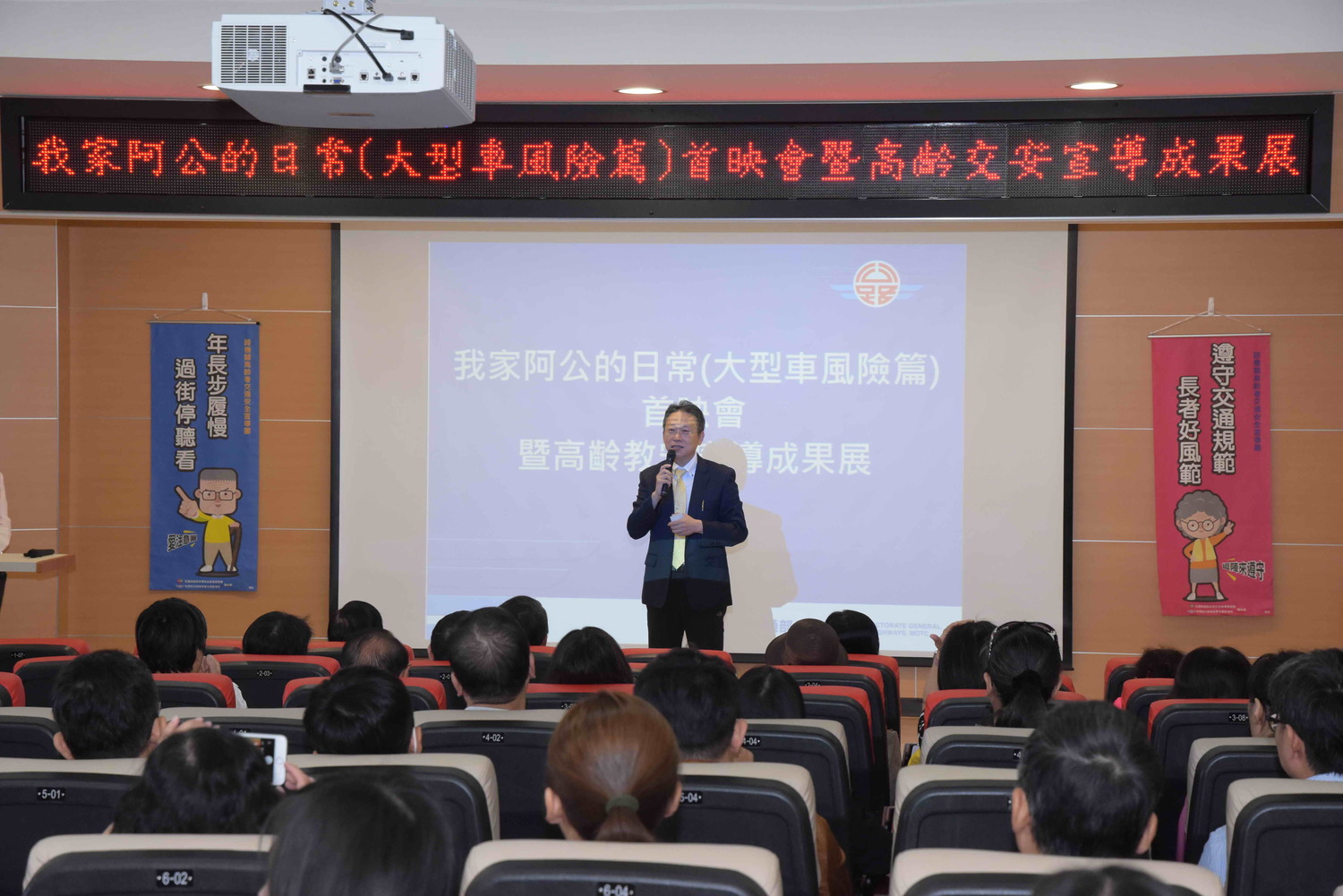 臺北區監理所所長王在莒提醒民眾與大型車輛互動時如何保持安全。 圖:臺北區監理所提供 臺北區監理所所長王在莒提醒民眾與大型車輛互動時如何保持安全。 圖:臺北區監理所提供