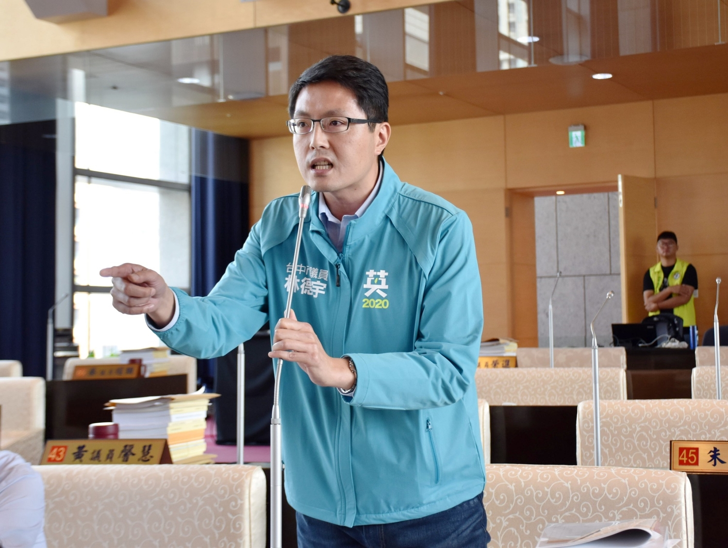 台中市議員林德宇要楊瓊瓔請假或辭職要想清楚。 圖 : 林德宇/提供 台中市議員林德宇要楊瓊瓔請假或辭職要想清楚。 圖 : 林德宇/提供