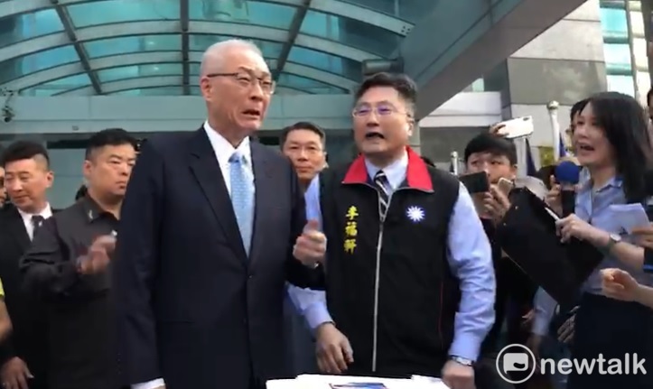 國民黨主席吳敦義激動落淚。 圖:黃建豪/攝 國民黨主席吳敦義激動落淚。 圖:黃建豪/攝