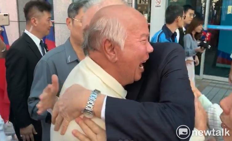 國民黨主席吳敦義與支持者擁抱。 圖:黃建豪/攝 國民黨主席吳敦義與支持者擁抱。 圖:黃建豪/攝