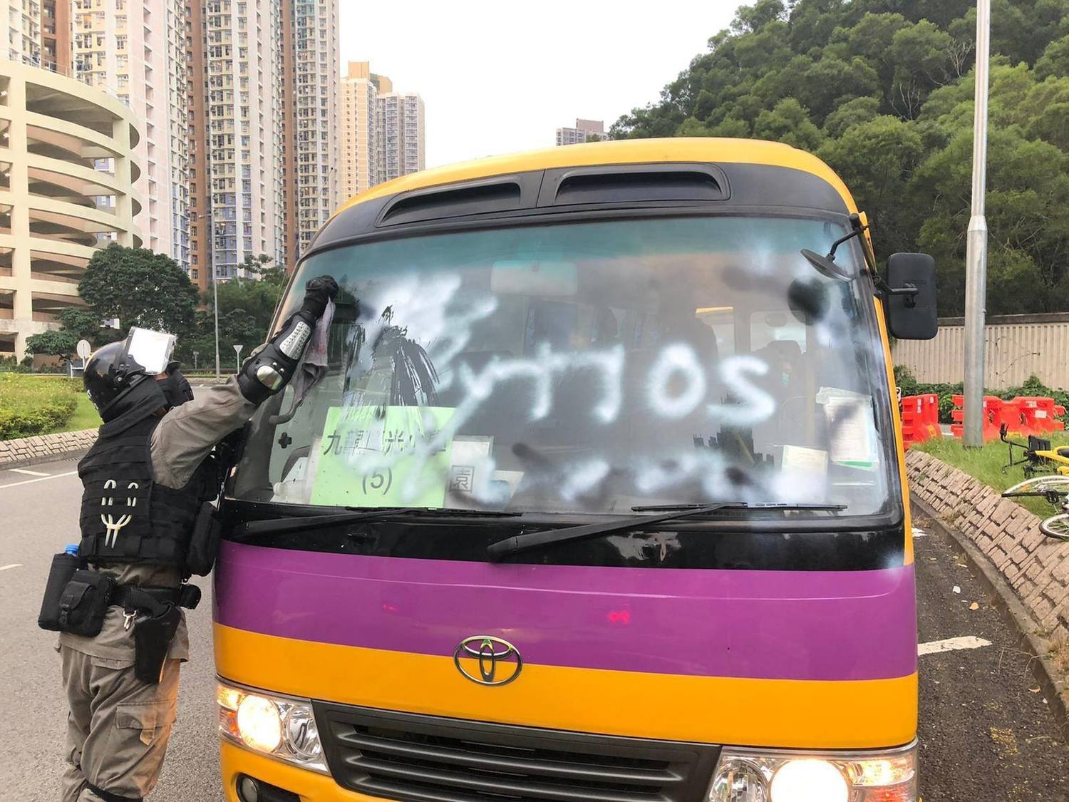 香港警察在其臉書專頁發表兩篇「謠言澄清」。圖為港警辯稱是示威者噴漆塗污校車巴士,致使駕駛視線受阻無法駛離,警方到場是協助清理,讓校車得以駛離。 圖:翻攝香港警察 Hong Kong Police臉書 香港警察在其臉書專頁發表兩篇「謠言澄清」。圖為港警辯稱是示威者噴漆塗污校車巴士,致使駕駛視線受阻無法駛離,警方到場是協助清理,讓校車得以駛離。 圖:翻攝香港警察 Hong Kong Police臉書